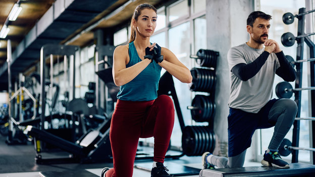 Equipo de profesionales de la salud y el fitness colaborando